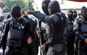 إيقاف شاب رفع علم 