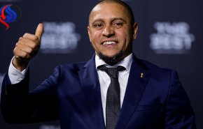 شاهد: موقف محرج لروبيرتو كارلوس بحفل هيئة الرياضة السعودية!