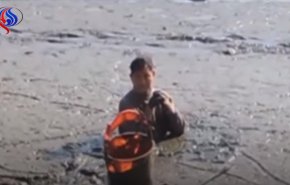 شاهدبالفيديو... إنقاذ رجل كاد أن يبتلعه الطين المتحرك
