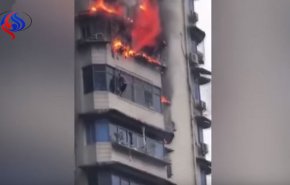 بالفيديو.. صيني يتدلى من ناطحة سحاب لينجو من الموت!