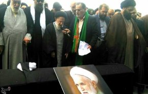 تشييع جثمان عالم الدين البارز آية الله حائري شيرازي (ره)