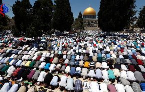 45 ألف مصلي في الأقصى وخطيبها يندد بتخاذل الحكام العرب