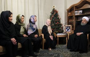 روحاني يزور عوائل الشهداء المسيحيين + صور
