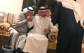 أحد معتقلي الريتز يحتفل ويتلقى تهاني وخاشقجي يهاجمه