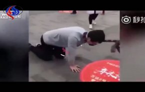 شاهد فيديو صادم لامرأة تسحب رجلا كالكلب في الشوارع 