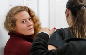 تمديد اعتقال الفلسطينية عهد التميمي التي ضربت جنديين اسرائيليين