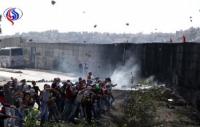 شبان القدس ينجحون في هدم جزء من الجدار العازل في أبوديس