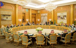 بالصور.. وزير سعودي كان محتجزا يحضر اجتماعا برئاسة الملك سلمان