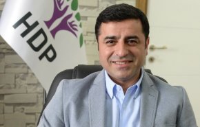 زعيم حزب الشعوب الديمقراطي بتركيا يتنحى عن منصبه