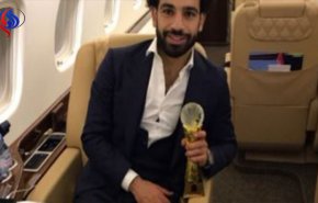 محمد صلاح ينشر صورة جديدة أثناء استلامه جائزة أفضل لاعب إفريقي