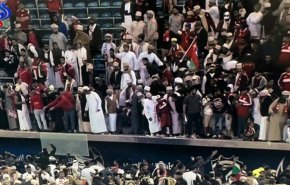 فيديو مرعب.. انهيار حاجز زجاجي في استاد بالكويت وسقوط المشجعين!