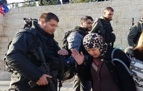 بالصور، جنود الاحتلال يهاجمون مسنّة في القدس بسبب قبعة!