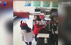 بالفيديو... فتاة تتعرض لموقف غريب لحظة مغادرتها مقعدها 