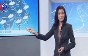 بالفيديو.. سقوط مروع لمذيعة على الهواء مباشرة!
