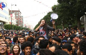 الغارديان: لهذه الأسباب ثارَ التونسيون مجدداً