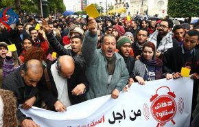 تونس تشهد احتجاجات صاخبة عشية الذكرى السابعة للثورة