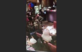 شاهد.. لص محترف يسرق حقيبة فتاة في مطعم