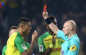 شاهد... حكم يرتكب تصرفا غير لائق بحق لاعب ويطرده