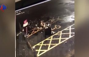 فيديو مروع للحظة انفجار لص أثناء عملیة سرقة!