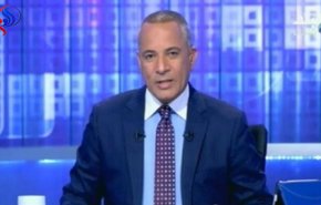 شاهد؛ مذيع مصري مشهور يبكي على الهواء، بسبب..
