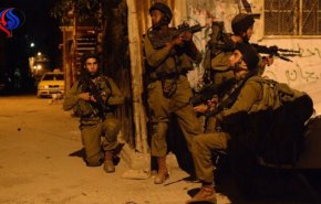 الاحتلال يعتقل 8 فلسطينيين في الضفة