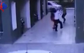 بالفيديو..كاميرات المراقبة ترصد لحظة انتحار امرأة بشكل مروع!
