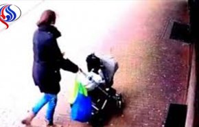 بالفيديو.. العناية الإلهية تنقذ سيدة ورضيعها من حادثة مروعة !!
