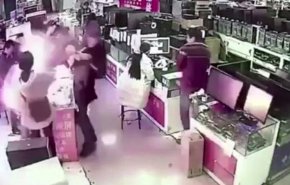 مشهد مروع لبطارية آي فون ومافعلته بالزبون !!
