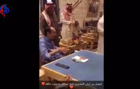 شاهد.. الملك سلمان يلعب 