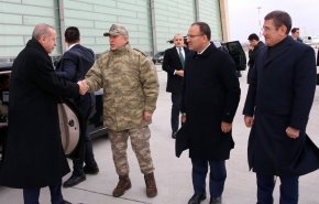 شاهد اردوغان بزي عسكري في غرفة عمليات 