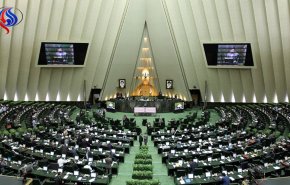 نواب إيرانيون يدعون الرئيس روحاني لتعديل فريقه الاقتصادي