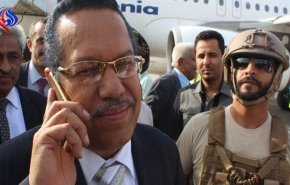 فيديو.. رئيس حكومة هادي يهرب من عدن
