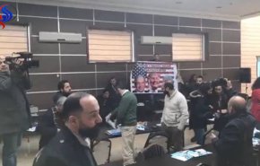 شاهد..هكذا طرد الفلسطينيون الوفد الاميركي من غرفة تجارة بيت لحم