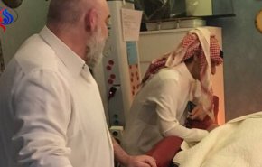 شاهد: وقف مصدوماً عند رأسه.. الوليد بن طلال يزور هذا الشخص بالمستشفى..