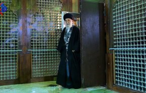 قائد الثورة يزور مرقد الامام الخميني (قدس سره)
