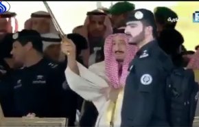 بالفيديو... الملك سلمان يطلب السيف و...