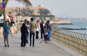 شاهد بالفيديو... عروسان يثيران الجدل على كورنيش جدة