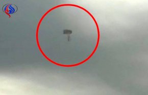 شاهد بالفيديو..لحظة سقوط الطيار الإسرائيلي من طائرته بعد إسقاطها
