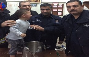انقاذ طفل من داخل قدر صغير في كركوك! +صور