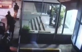 شاهد.. جيش الاحتلال الإسرائيلي يسرق مكيفات الفلسطينيين!