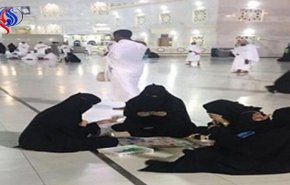 إنها الاصلاحات... نساء يلعبن الورق داخل الحرم المكي !