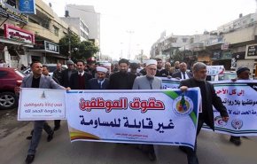 موظفو غزة يطالبون حكومة رام الله بصرف رواتبهم 