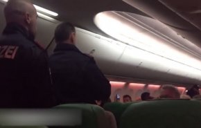 بالفيديو... هبوط اضطراري لطائرة لسبب محرج جدا!