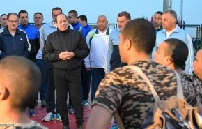 بالصور.. السيسي يشارك طلاب الشرطة التدريبات 