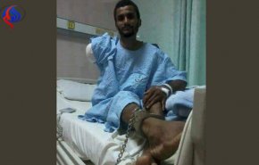 صور صادمة.. الشرطة السعودية تكبل عاملا يمنيا بالسلاسل على سرير المرض!