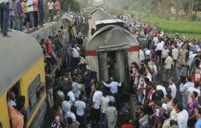 بالصور.. مصرع 16 شخصا في تصادم قطارين في مصر

