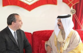 حاخام صهيوني يشكر ملك البحرين من داخل قصره بالمنامة!