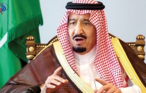 فتاة تهز  