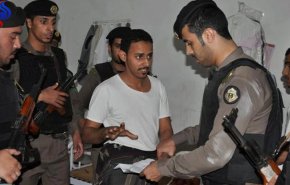 شاهد.. كيف تهين السلطات السعودية العمالة اليمنية
