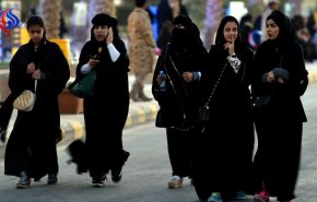 فيديو صادم بالسعودية.. شبان يتحرشون بفتاة وهي تهاجمهم بالعصى!